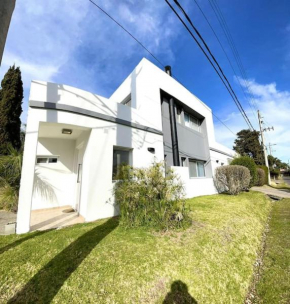 Excelente casa en Country con pileta